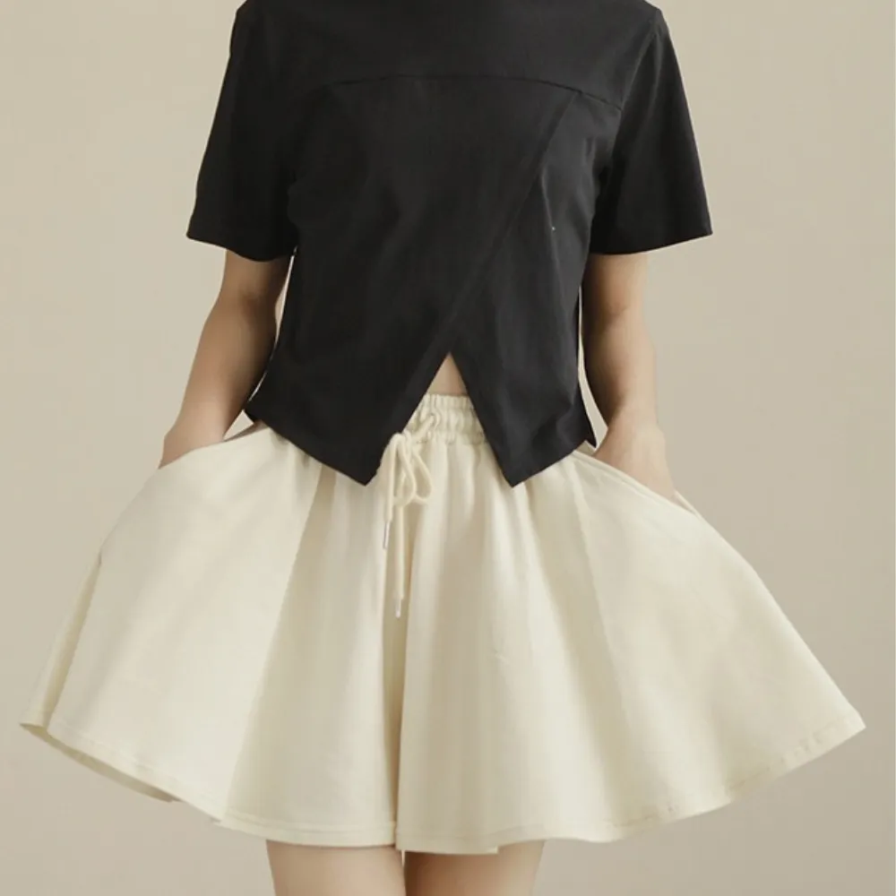 日系 纯色开叉短版上衣 裙裤 套装 Sleek Split-Hem Top & Flowing Culotte Shorts